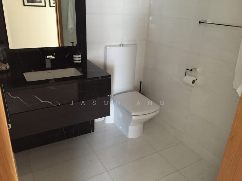 Concourse Skyline, 300 Beach Road, 2 Bedrooms, 1,163 sqft, Condominium For Rent, by Jason Ang, 22275974 - Common bathroom - PropertyGuru.com.sg