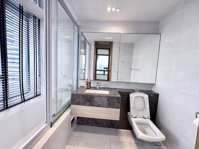 Concourse Skyline, 300 Beach Road, 2 Bedrooms, 1,163 sqft, Condominium For Rent, by Jason Ang, 22275974 - Master bathroom - PropertyGuru.com.sg