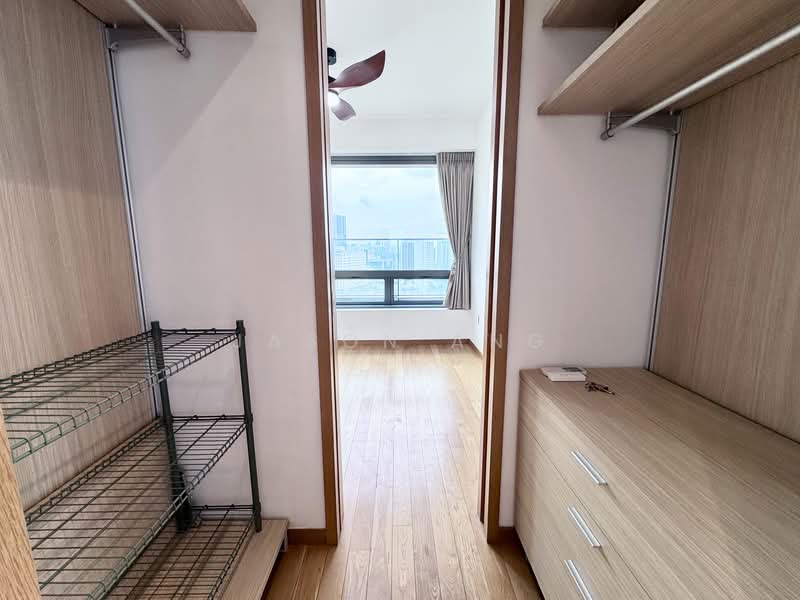 Concourse Skyline, 300 Beach Road, 2 Bedrooms, 1,163 sqft, Condominium For Rent, by Jason Ang, 22275974 - Walk in wardrobe - PropertyGuru.com.sg
