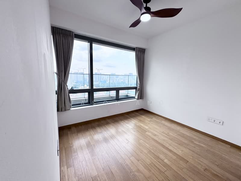 Concourse Skyline, 300 Beach Road, 2 Bedrooms, 1,163 sqft, Condominium For Rent, by Jason Ang, 22275974 - Spacious master bedroom - PropertyGuru.com.sg