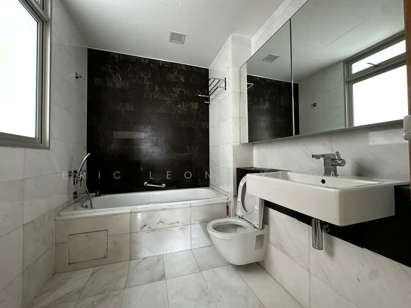RV Residences, 469 River Valley Road, 3 Bedrooms, 1,216 sqft, Condominium For Rent, by Eric Leong Yi Da, 22321830 - Master bathroom - PropertyGuru.com.sg
