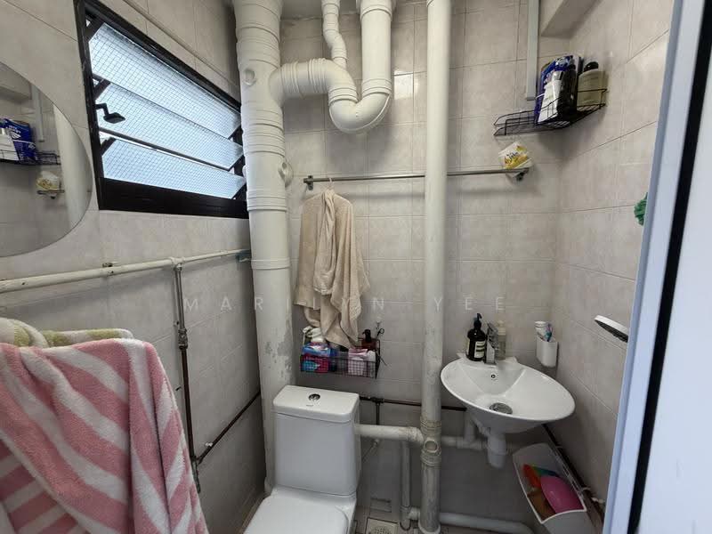 129 Kim Tian Road, 129 Kim Tian Road, Alexandra / Commonwealth, 3 Bedrooms, 947 sqft, HDB Flat For Rent, by Marilyn Yee, 22342476 - Bathroom in bedroom 3 - PropertyGuru.com.sg