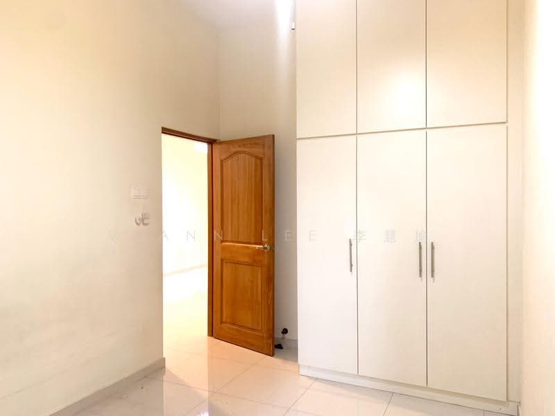 ⭐ Inter-terrace on Simon Lane ⭐ Renovated with Big Rooms ⭐ Car Porch fits 1 car ⭐, Simon Lane, Hougang / Punggol / Sengkang, 4 Bedrooms, 2,300 sqft, Terraced House For Rent, by Veann Lee 李慧瑜, 22354804 - PropertyGuru.com.sg