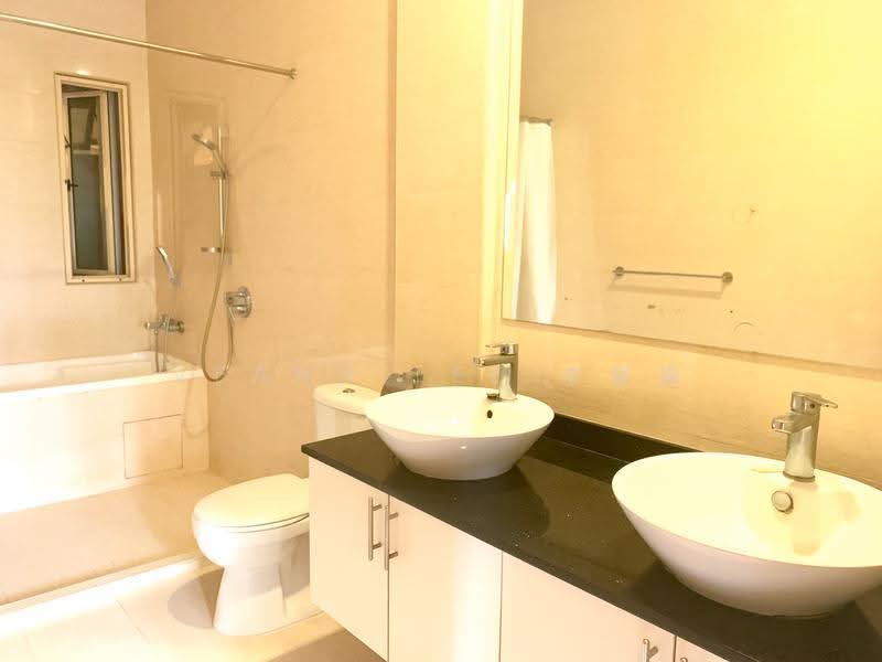 ⭐ Inter-terrace on Simon Lane ⭐ Renovated with Big Rooms ⭐ Car Porch fits 1 car ⭐, Simon Lane, Hougang / Punggol / Sengkang, 4 Bedrooms, 2,300 sqft, Terraced House For Rent, by Veann Lee 李慧瑜, 22354804 - PropertyGuru.com.sg
