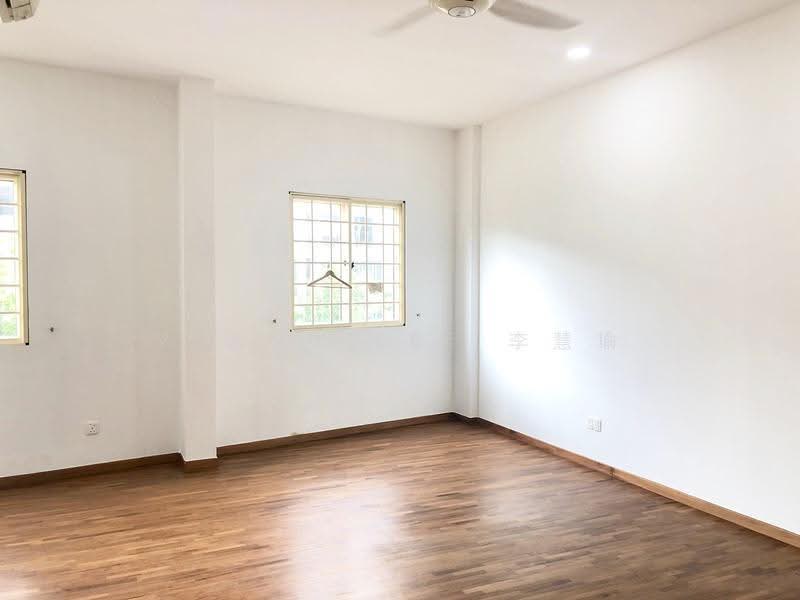 ⭐ Inter-terrace on Simon Lane ⭐ Renovated with Big Rooms ⭐ Car Porch fits 1 car ⭐, Simon Lane, Hougang / Punggol / Sengkang, 4 Bedrooms, 2,300 sqft, Terraced House For Rent, by Veann Lee 李慧瑜, 22354804 - PropertyGuru.com.sg