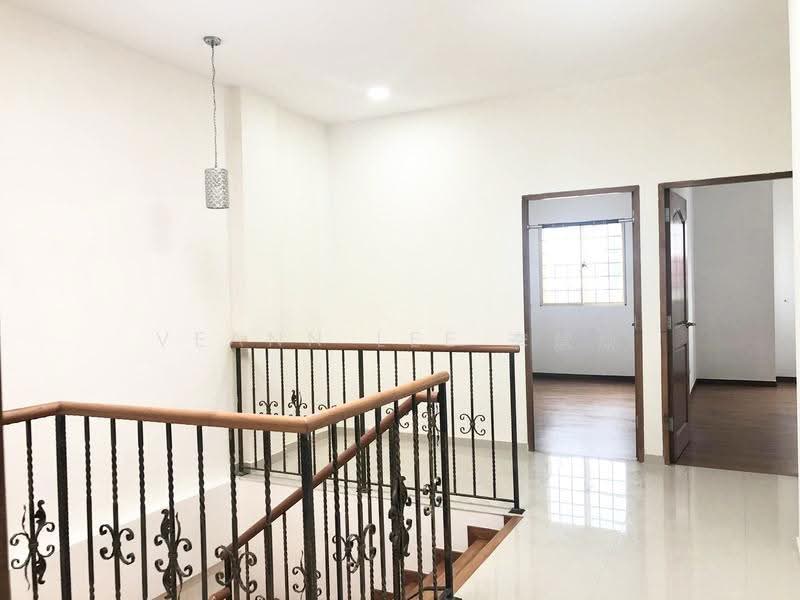 ⭐ Inter-terrace on Simon Lane ⭐ Renovated with Big Rooms ⭐ Car Porch fits 1 car ⭐, Simon Lane, Hougang / Punggol / Sengkang, 4 Bedrooms, 2,300 sqft, Terraced House For Rent, by Veann Lee 李慧瑜, 22354804 - PropertyGuru.com.sg