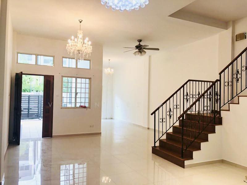 ⭐ Inter-terrace on Simon Lane ⭐ Renovated with Big Rooms ⭐ Car Porch fits 1 car ⭐, Simon Lane, Hougang / Punggol / Sengkang, 4 Bedrooms, 2,300 sqft, Terraced House For Rent, by Veann Lee 李慧瑜, 22354804 - PropertyGuru.com.sg