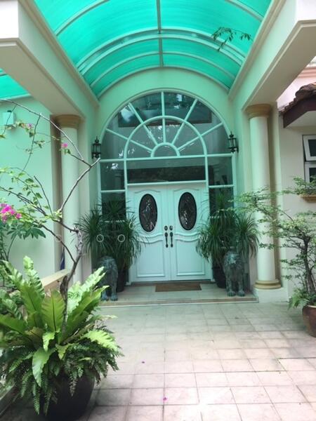 Oriole Crescent, Raffles Park, Oriole Crescent, Newton / Novena, 6 Bedrooms, 6,500 sqft, Bungalow House For Sale, by Ong Choon-Hwa (John), 22368440 - Sheltered entrance from two-car garage. - PropertyGuru.com.sg