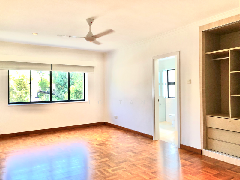 Botanic Garden Quaint Black & White with Balcony Facing Greenery