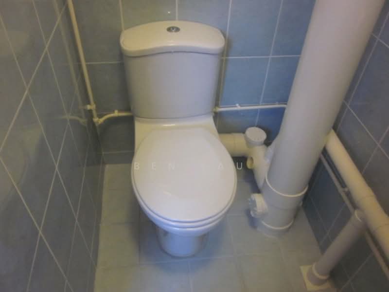 323 Jurong East Street 31, 323 Jurong East Street 31, 4 Bedrooms, 1,604 sqft, HDB Flat For Rent, by Ben Lau, 22646563 - level 1 Toilet  - PropertyGuru.com.sg