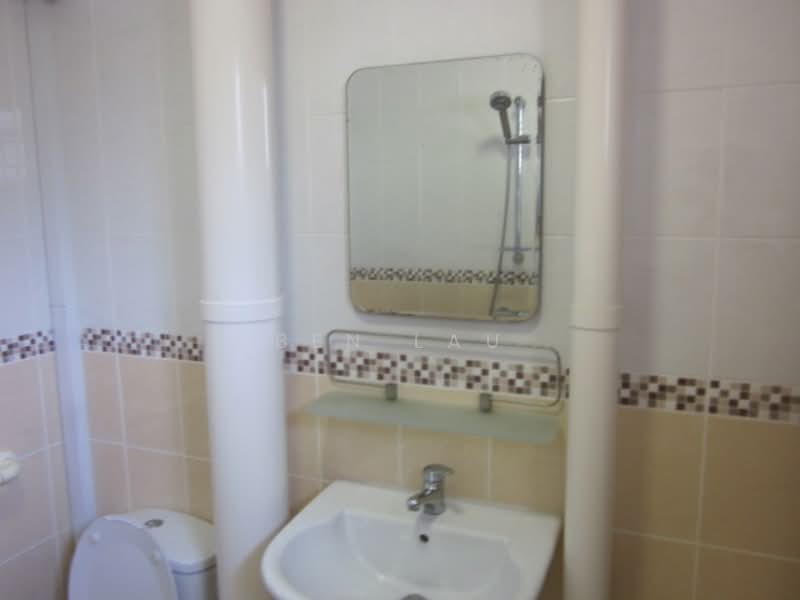 323 Jurong East Street 31, 323 Jurong East Street 31, 4 Bedrooms, 1,604 sqft, HDB Flat For Rent, by Ben Lau, 22646563 - Level 2 Master attached bathroom  - PropertyGuru.com.sg