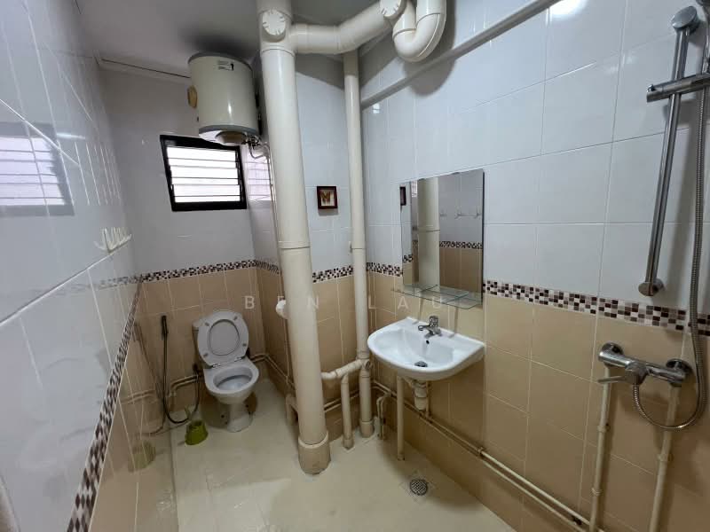 323 Jurong East Street 31, 323 Jurong East Street 31, 4 Bedrooms, 1,604 sqft, HDB Flat For Rent, by Ben Lau, 22646563 - Level 2 Common Toilet - PropertyGuru.com.sg