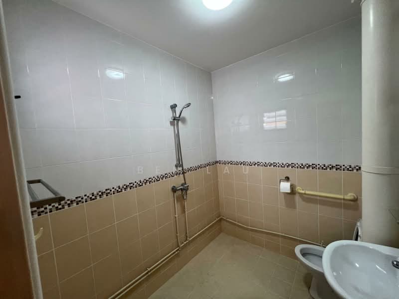 323 Jurong East Street 31, 323 Jurong East Street 31, 4 Bedrooms, 1,604 sqft, HDB Flat For Rent, by Ben Lau, 22646563 - Level 2 Master bathroom - PropertyGuru.com.sg