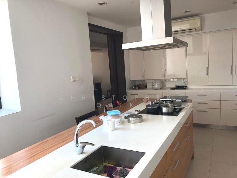 Fernwood Towers, 28 Fernwood Terrace, East Coast / Marine Parade, 4 Bedrooms, 2,777 sqft, Condominium For Rent, by Christopher Quek, 22647849 - Stunning kitchen with large island. - PropertyGuru.com.sg