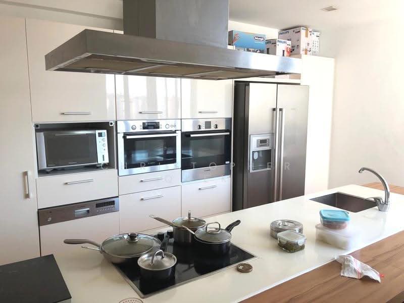 Fernwood Towers, 28 Fernwood Terrace, East Coast / Marine Parade, 4 Bedrooms, 2,777 sqft, Condominium For Rent, by Christopher Quek, 22647849 - Stunning kitchen with large island. - PropertyGuru.com.sg