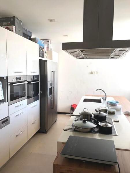 Fernwood Towers, 28 Fernwood Terrace, East Coast / Marine Parade, 4 Bedrooms, 2,777 sqft, Condominium For Rent, by Christopher Quek, 22647849 - Beautiful kitchen. - PropertyGuru.com.sg