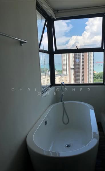 Fernwood Towers, 28 Fernwood Terrace, East Coast / Marine Parade, 4 Bedrooms, 2,777 sqft, Condominium For Rent, by Christopher Quek, 22647849 - Long bath in master bathroom with sea view. - PropertyGuru.com.sg
