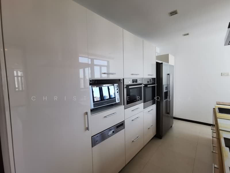 Fernwood Towers, 28 Fernwood Terrace, East Coast / Marine Parade, 4 Bedrooms, 2,777 sqft, Condominium For Rent, by Christopher Quek, 22647849 - Stunning kitchen with large island. - PropertyGuru.com.sg