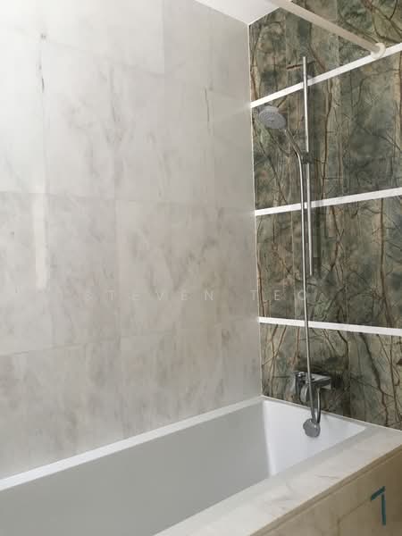 The Vermont On Cairnhill, 12B Cairnhill Rise, 2 Bedrooms, 883 sqft, Apartment For Rent, by Steven Teo, 22706130 - Master Bathroom - PropertyGuru.com.sg