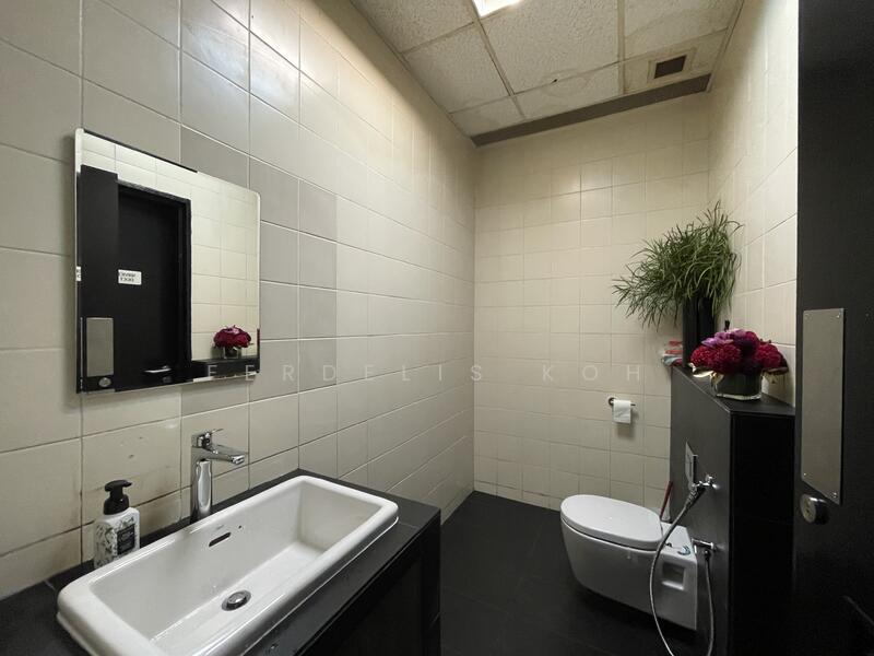 100J Pasir Panjang, Harbourfront / Telok Blangah, 2,960 sqft, Light Industrial (B1) For Rent, by Ferdelis Koh, 22708862 - Common Toilet at Warehouse - CommercialGuru.com.sg