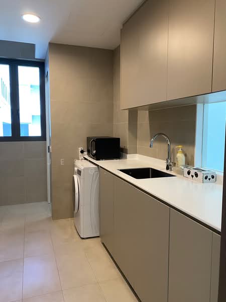 Vue 8 Residence, 93 Pasir Ris Heights, 3 Bedrooms, 1,044 sqft, Condominium For Rent, by Jeslyn Tan G.N., 22732633 - Kitchen with Utility Room n WC - PropertyGuru.com.sg