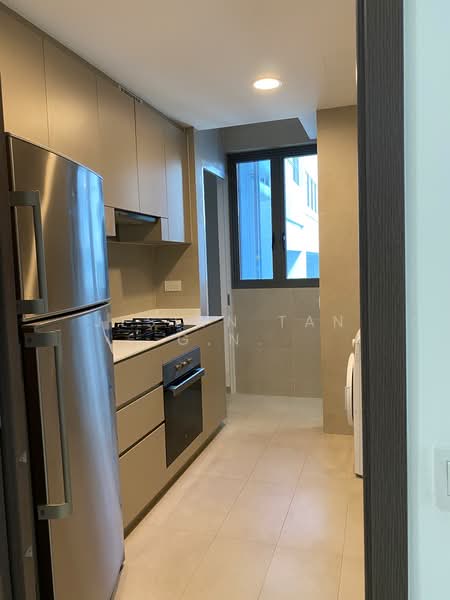 Vue 8 Residence, 93 Pasir Ris Heights, 3 Bedrooms, 1,044 sqft, Condominium For Rent, by Jeslyn Tan G.N., 22732633 - Kitchen w Fridge & washer cum dryer n microwave - PropertyGuru.com.sg