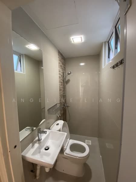 Kasturina Lodge, 20 Kay Poh Road, 2 Bedrooms, 800 sqft, Condominium For Rent, by Angeline Liang, 22743316 - Common toilet  - PropertyGuru.com.sg