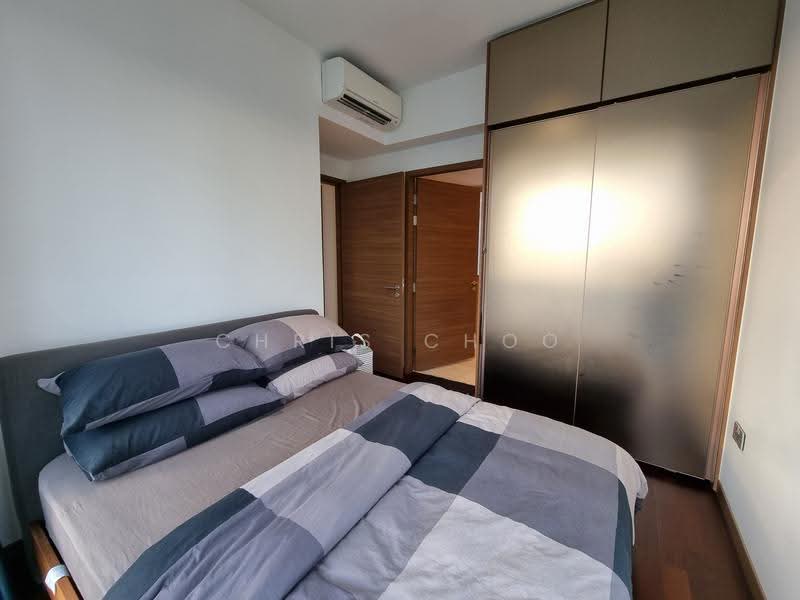 Queens Peak, Dundee Road, Alexandra / Commonwealth, 2 Bedrooms, 775 sqft, Condominium For Rent, by Chris Choo, 22824900 - Master room with nice wardrope. Bright natural lighting - PropertyGuru.com.sg
