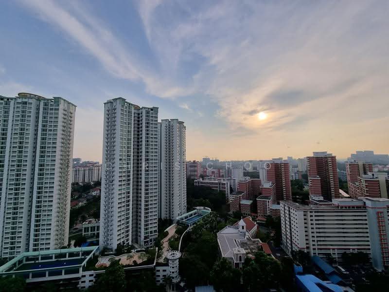 Queens Peak, Dundee Road, Alexandra / Commonwealth, 2 Bedrooms, 775 sqft, Condominium For Rent, by Chris Choo, 22824900 - What a view!! Feel great after a day of work - PropertyGuru.com.sg