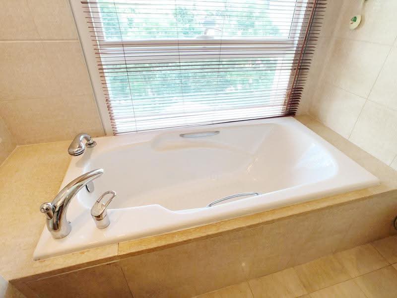 Cuscaden Residences, 26 Cuscaden Road, Tanglin / Holland / Bukit Timah, 3 Bedrooms, 1,453 sqft, Condominium For Rent, by Wong Kai Sun 黄开山, 22847036 - Master Bathroom Bathtub - PropertyGuru.com.sg