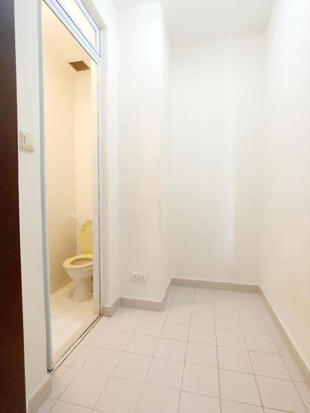 Cuscaden Residences, 26 Cuscaden Road, Tanglin / Holland / Bukit Timah, 3 Bedrooms, 1,453 sqft, Condominium For Rent, by Wong Kai Sun 黄开山, 22847036 - Utility/Helper's Room with Bathroom - PropertyGuru.com.sg