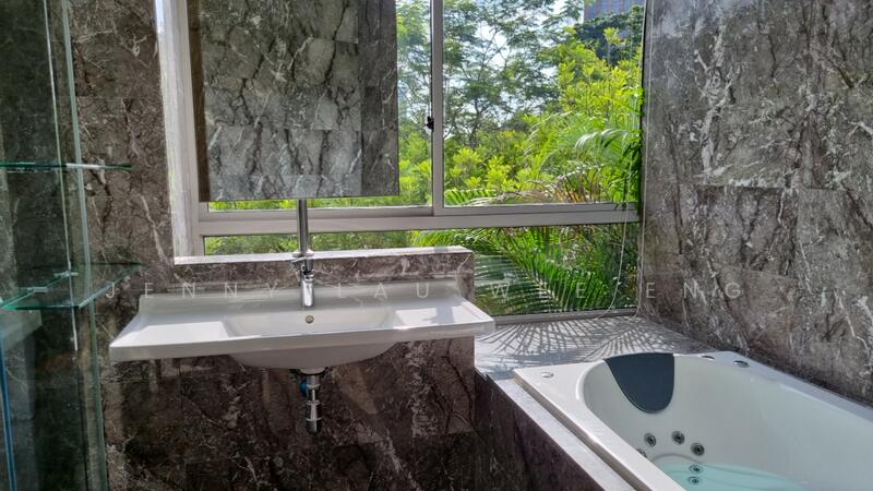 Master bath jacuzzi