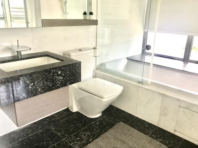 Starlight Suites, 11 River Valley Close, Orchard / Holland (D09-10), Orchard / River Valley, 2 Bedrooms, 850 sqft, Condominium For Rent, by Suzana Sulong, 22892862 - Bathroom with bathtub - PropertyGuru.com.sg