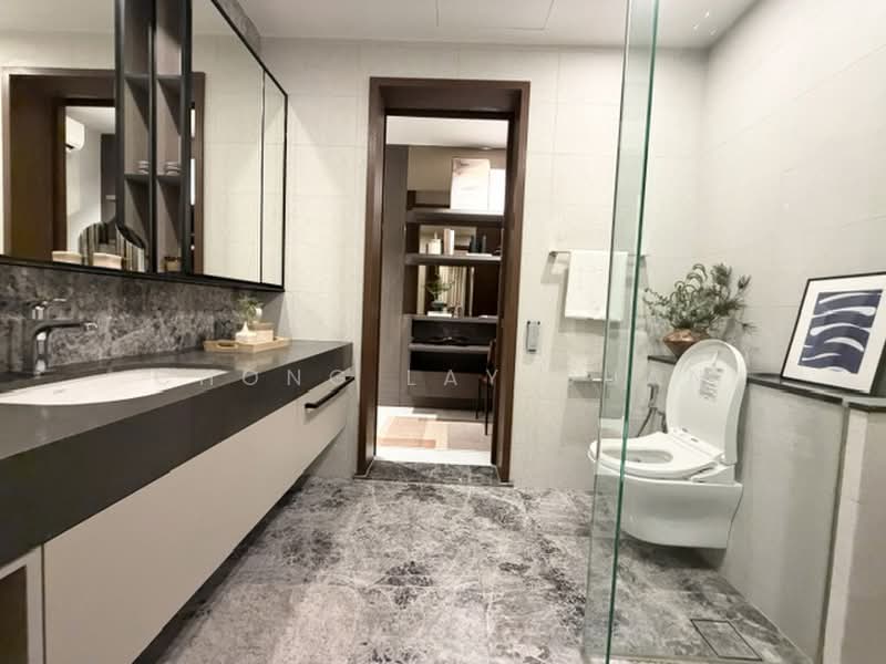 Parksuites, 18 Holland Grove Road, Tanglin / Holland / Bukit Timah, 2 Bedrooms, 786 sqft, Condominium For Sale, by Chong Lay Guan, 22933852 - Common bathroom linked to master bedroom and study area - PropertyGuru.com.sg