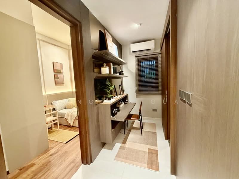 Parksuites, 18 Holland Grove Road, Tanglin / Holland / Bukit Timah, 2 Bedrooms, 786 sqft, Condominium For Sale, by Chong Lay Guan, 22933852 - Study area between second bedroom and common bathroom - PropertyGuru.com.sg