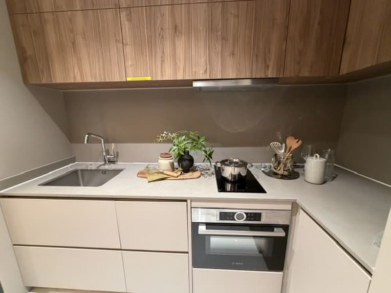 Parksuites, 18 Holland Grove Road, Tanglin / Holland / Bukit Timah, 2 Bedrooms, 786 sqft, Condominium For Sale, by Chong Lay Guan, 22933852 - Fully-equipped kitchen - PropertyGuru.com.sg