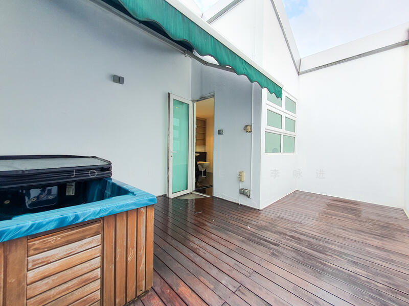 Private Jacuzzi with Patio