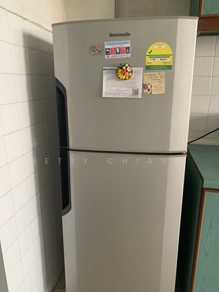 220 Serangoon Avenue 4, 220 Serangoon Avenue 4, 2 Bedrooms, 721 sqft, HDB Flat For Rent, by Betty Chiang, 22953820 - Fridge - PropertyGuru.com.sg
