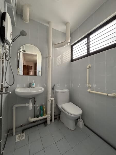 220 Serangoon Avenue 4, 220 Serangoon Avenue 4, 2 Bedrooms, 721 sqft, HDB Flat For Rent, by Betty Chiang, 22953820 - Master Bath - PropertyGuru.com.sg