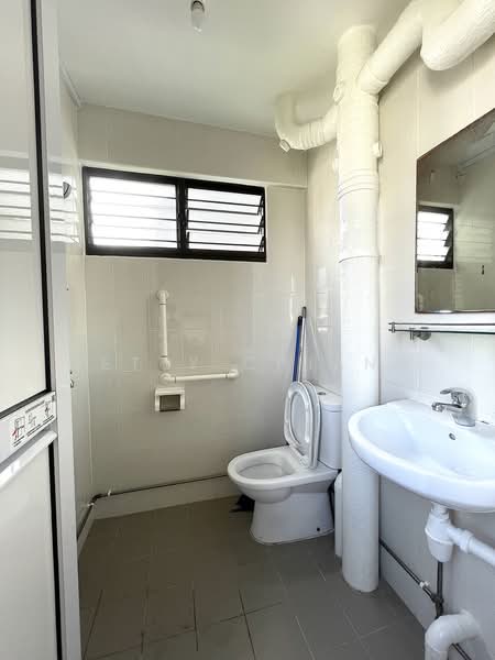 220 Serangoon Avenue 4, 220 Serangoon Avenue 4, 2 Bedrooms, 721 sqft, HDB Flat For Rent, by Betty Chiang, 22953820 - Common Bath - PropertyGuru.com.sg