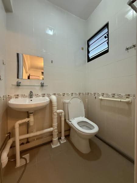 127 Ang Mo Kio Avenue 3, 127 Ang Mo Kio Avenue 3, Ang Mo Kio / Bishan / Thomson, 2 Bedrooms, 721 sqft, HDB Flat For Rent, by Ernest Phua, 22959042 - Bathroom - PropertyGuru.com.sg