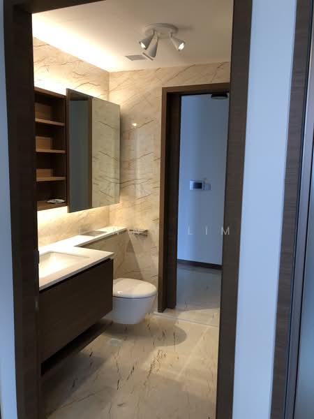 Queens Peak, Dundee Road, 1 Bedroom, 495 sqft, Condominium For Rent, by Jenny Lim, 22963299 - Bathroom Ensuite from Study Area - PropertyGuru.com.sg