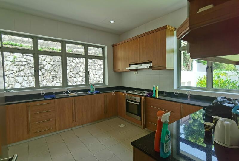 TREVOSE CRESCENT CHARMING BUNGALOW POOL GARDEN, TREVOSE CRESCENT