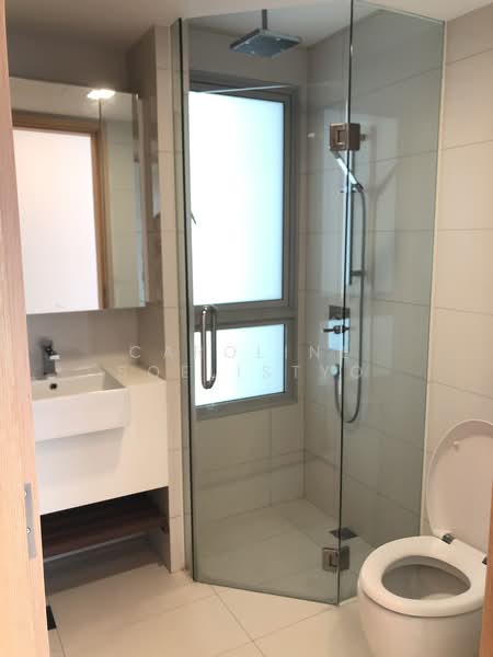 Eight Riversuites, 10 Whampoa East, 4 Bedrooms, 1,356 sqft, Condominium For Rent, by Caroline Soelistyo, 23000617 - Common bathroom - PropertyGuru.com.sg