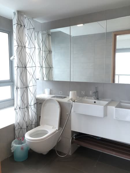Eight Riversuites, 10 Whampoa East, 4 Bedrooms, 1,356 sqft, Condominium For Rent, by Caroline Soelistyo, 23000617 - Bathub at Master bathroom - PropertyGuru.com.sg