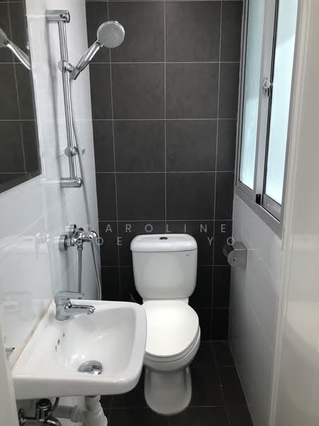 Eight Riversuites, 10 Whampoa East, 4 Bedrooms, 1,356 sqft, Condominium For Rent, by Caroline Soelistyo, 23000617 - Back toilet - PropertyGuru.com.sg