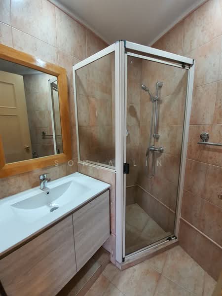 Heritage View, 10 Dover Rise, 3 Bedrooms, 1,163 sqft, Condominium For Rent, by Sonia Lin, 23025196 - Common bathroom - PropertyGuru.com.sg