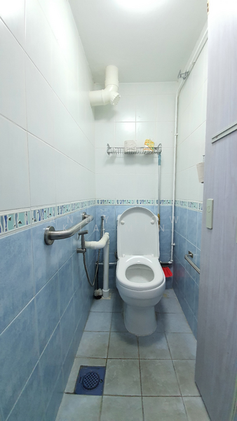 Toa Payoh Spring, Blk 202 Toa Payoh North, 1 Bedroom, 130 sqft, HDB Flat For Rent, by Andy Low Kia Min, 23039085 - Toilet - PropertyGuru.com.sg