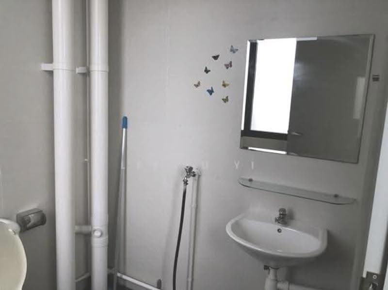 Vertex, 33 Ubi Avenue 3, Eunos / Geylang / Paya Lebar, 1,564 sqft, Light Industrial (B1) For Rent, by Lee Su Yi, 23059818 - Bathroom - CommercialGuru.com.sg