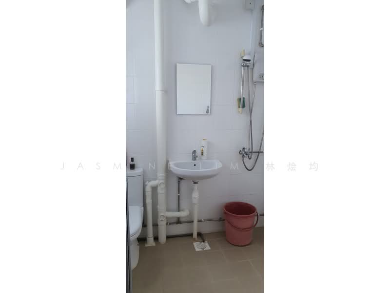 646 Yishun Street 61, 646 Yishun Street 61, 3 Bedrooms, 1,119 sqft, HDB Flat For Rent, by Jasmine Lim 林慧晶, 23061897 - Master Bath - PropertyGuru.com.sg